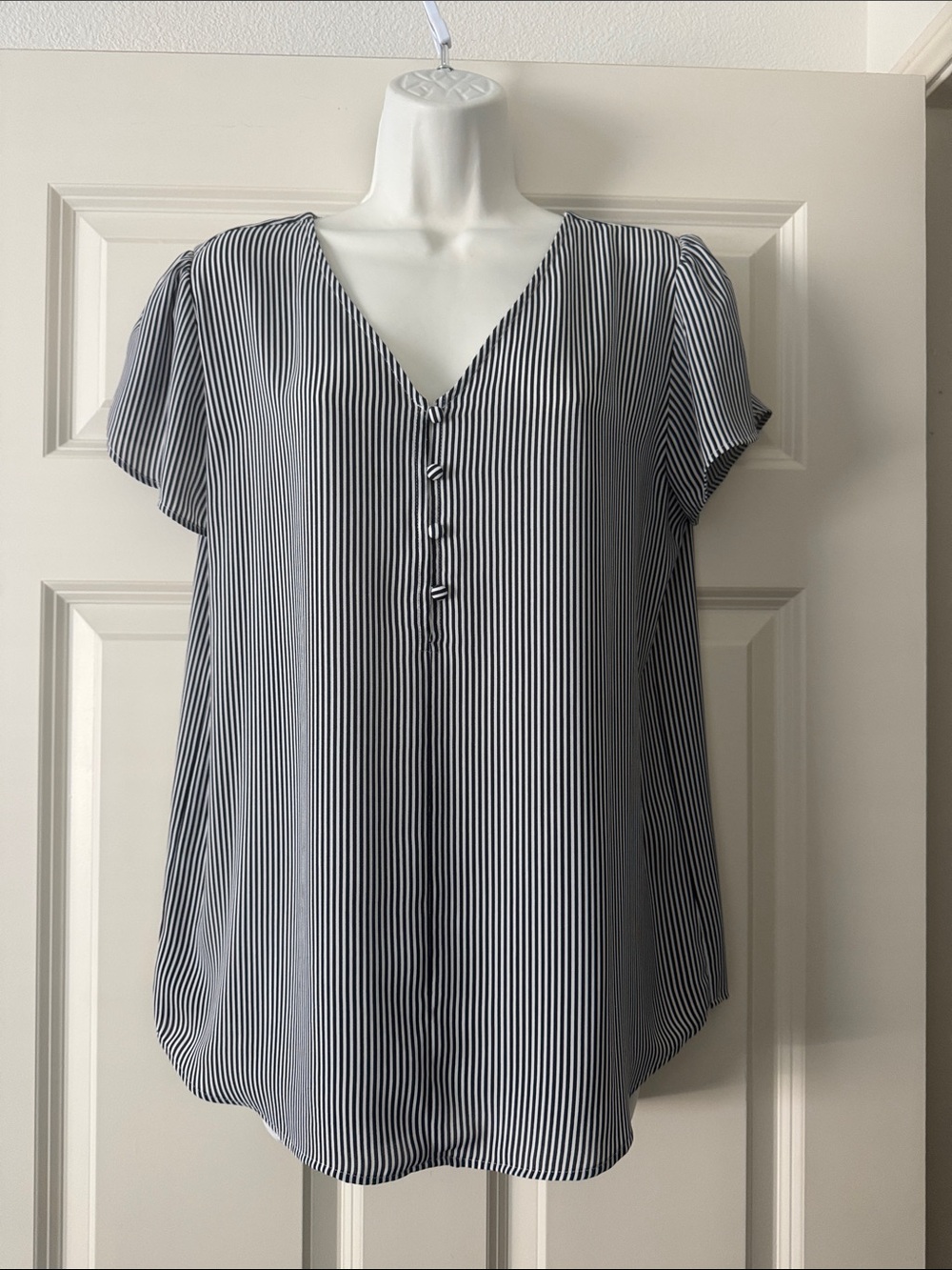 Loft Striped V-Neck Flutter Sleeve Top - Black & White size M